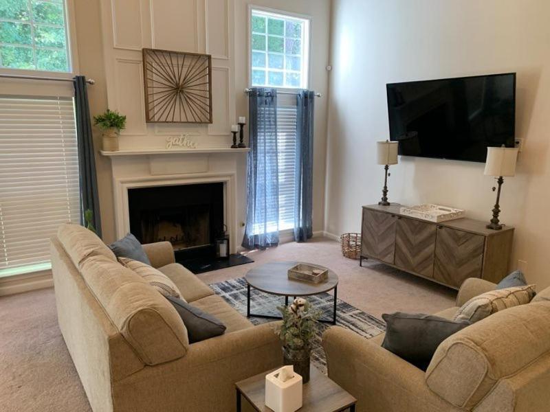 Enjoy This Amazing Home With Porch & Grill Near Dt Woodstock Esterno foto